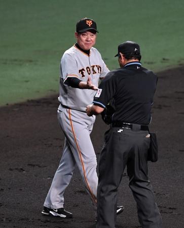 　３回途中、球審からボールを受け取り、マウンドに向かう原監督（撮影・北村雅宏）