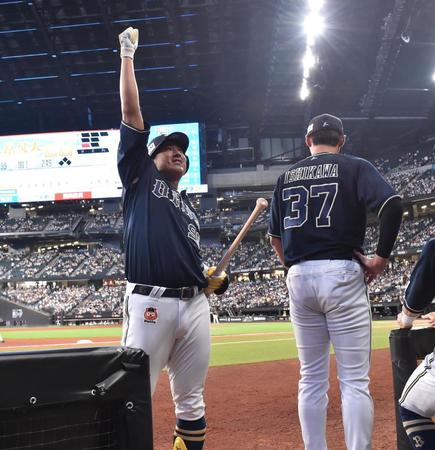 　７回、ソロ本塁打を放ち、スタンドに向かって昇天ポーズを決める杉本（左）＝撮影・中島達哉