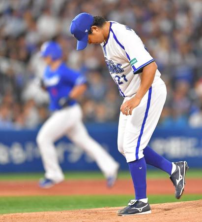 　５回、細川（左）に先制ソロを浴びた今永（撮影・西岡正）