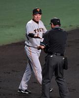 　３回途中、球審からボールを受け取り、マウンドに向かう原監督（撮影・北村雅宏）