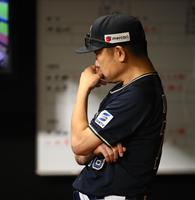 　５回、ベンチで考え込む中嶋監督（撮影・中島達哉）