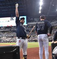 　７回、ソロ本塁打を放ち、スタンドに向かって昇天ポーズを決める杉本（左）＝撮影・中島達哉