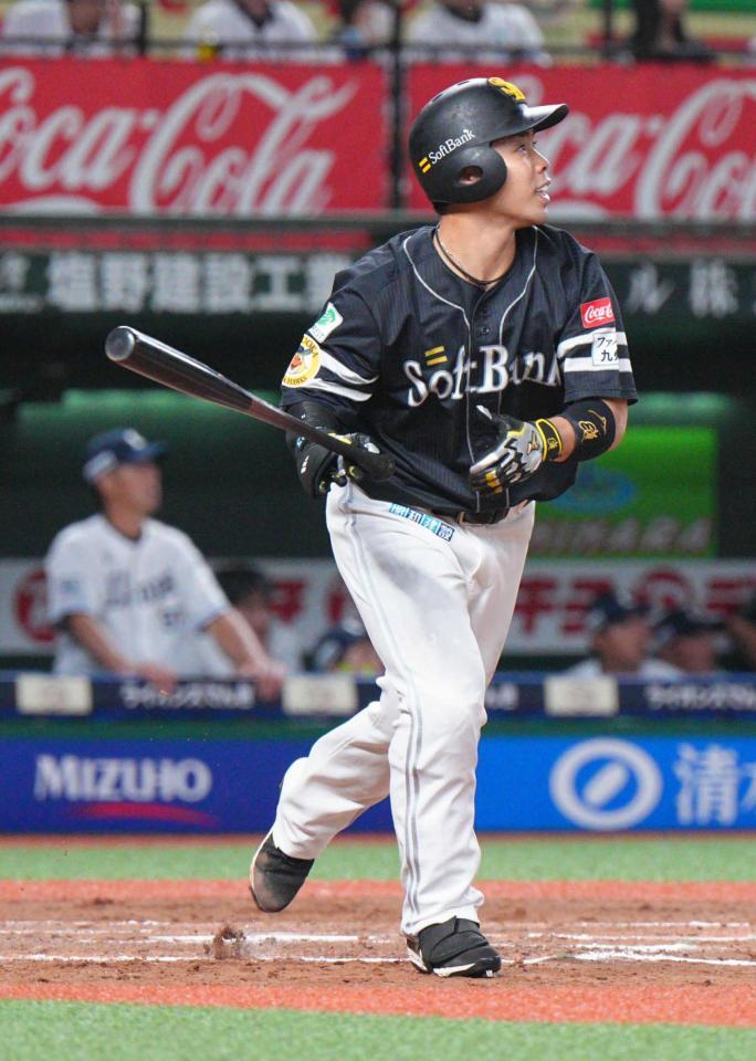 　延長１１回、左中間へ２点適時二塁打を放つ近藤