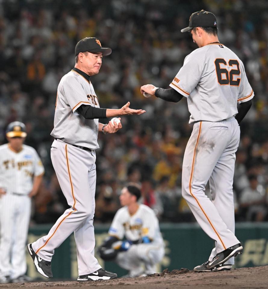 　３回、横川（右）の交代を告げ、自らマウンドへ向かう原監督（撮影・高部洋祐）