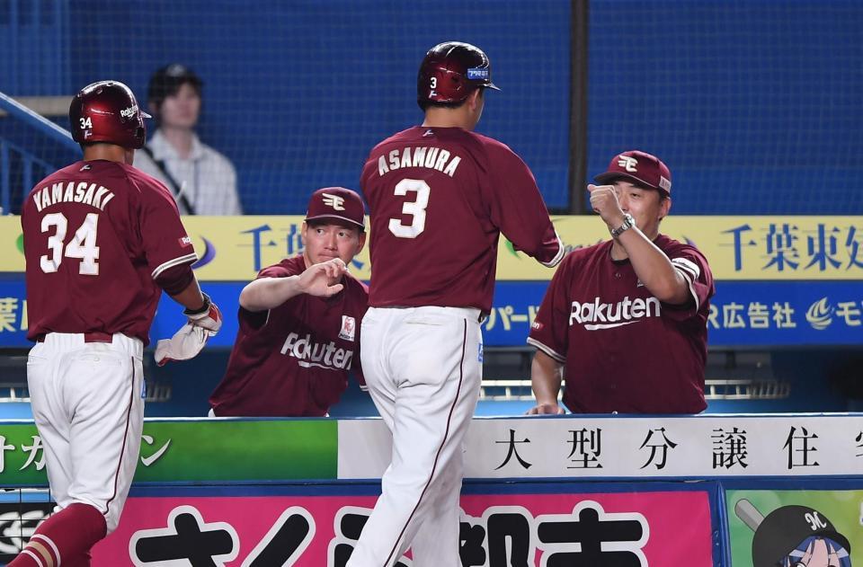 　９回、岡島の勝ち越し適時二塁打で生還した浅村（３）と山崎（３４）とタッチを交わす石井監督（右）＝撮影・開出牧