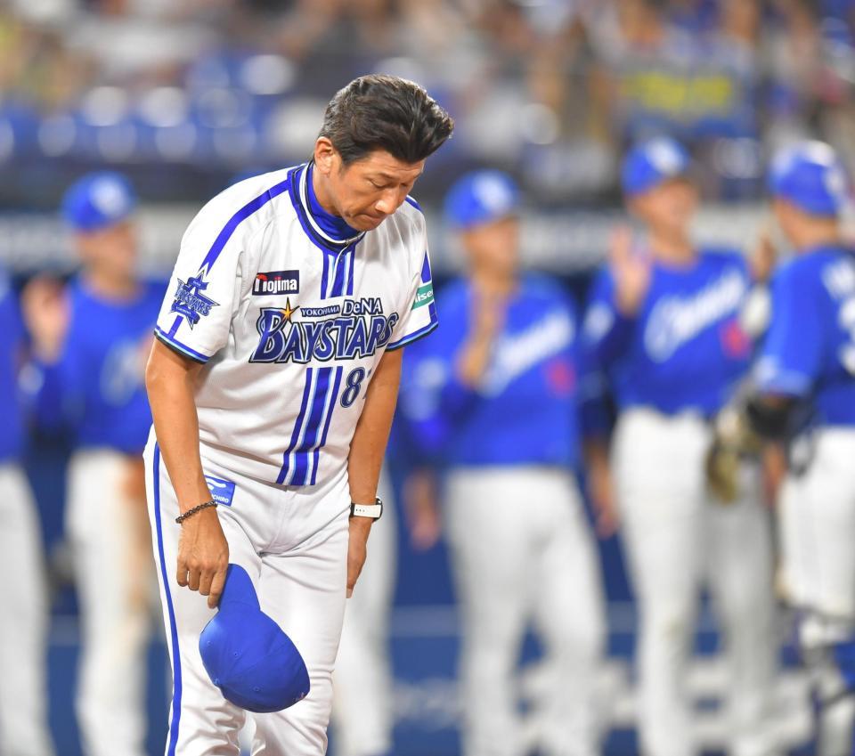 　中日に敗れ、スタンドに向かって一礼する三浦監督（撮影・西岡正）