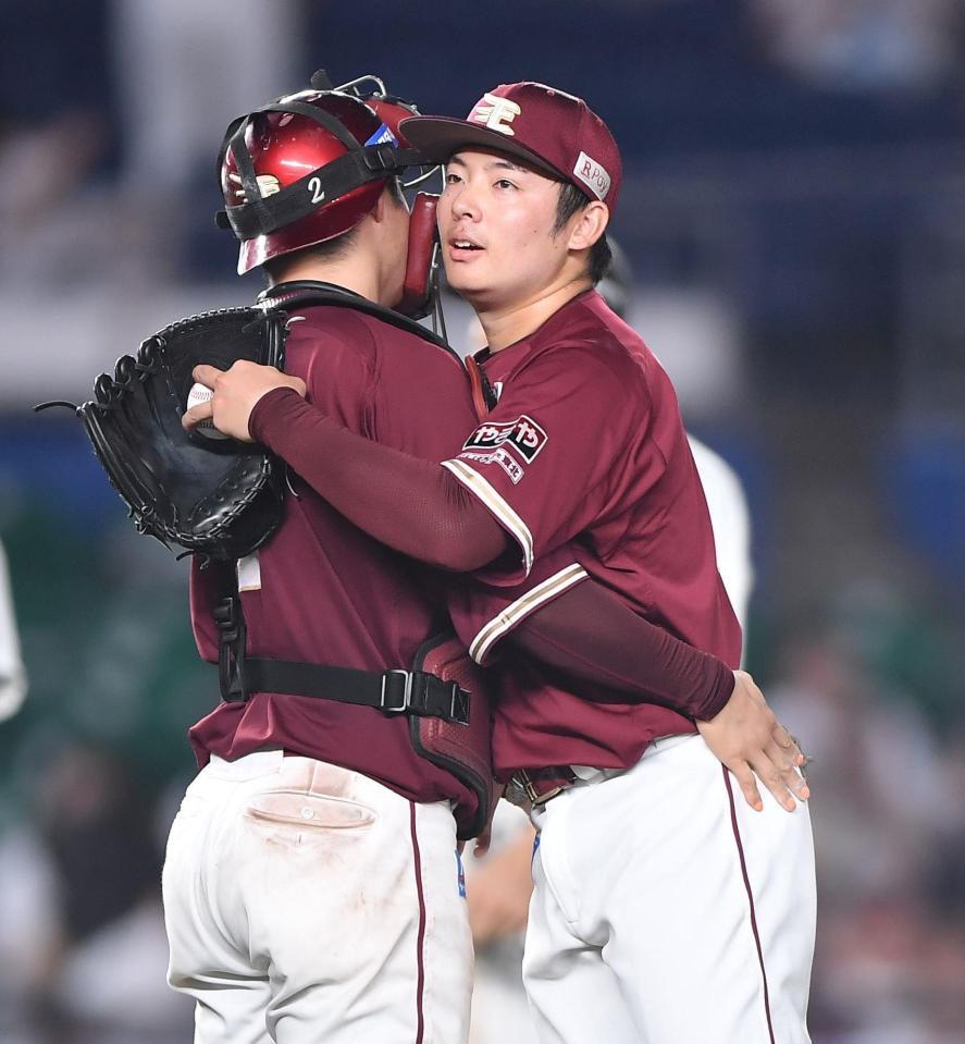 　９回、代打・田村を三振に仕留めた松井裕（右）はほっとした表情を浮かべ太田と抱き合う（撮影・開出牧）