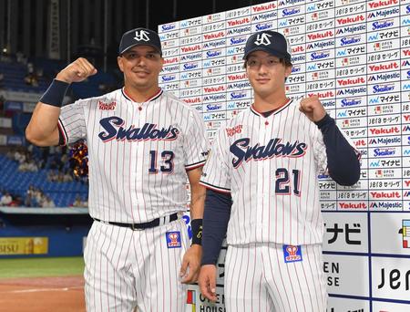 　７カードぶりの勝ち越しを決めたオスナ（左）と吉村（撮影・伊藤笙子）