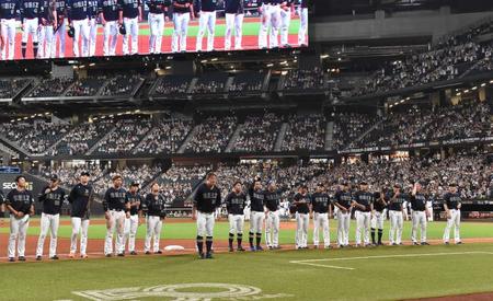 　エスコンフィールドＨＯＫＫＡＩＤＯでの今季最終戦を終え、スタンドにあいさつをする杉本（中央）らオリックスナイン（撮影・中島達哉）