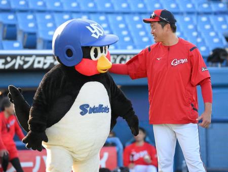 【写真】広島・新井監督　デビッドソンにジェスチャーを交えながらつば九郎の説明