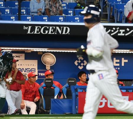 　３回、山田に左越えソロを浴び、厳しい表情の新井監督（左から３人目）＝撮影・伊藤笙子