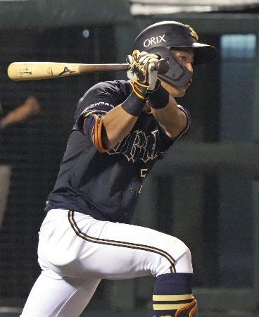 　５回オリックス２死一塁、杉沢がプロ初安打となる右前打を放つ＝楽天モバイルパーク