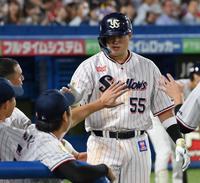 　３回、２者連続の右越えソロを放った村上（撮影・伊藤笙子）