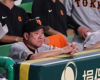 　ベンチで厳しい表情で試合を見つめる原監督（撮影・山口登）