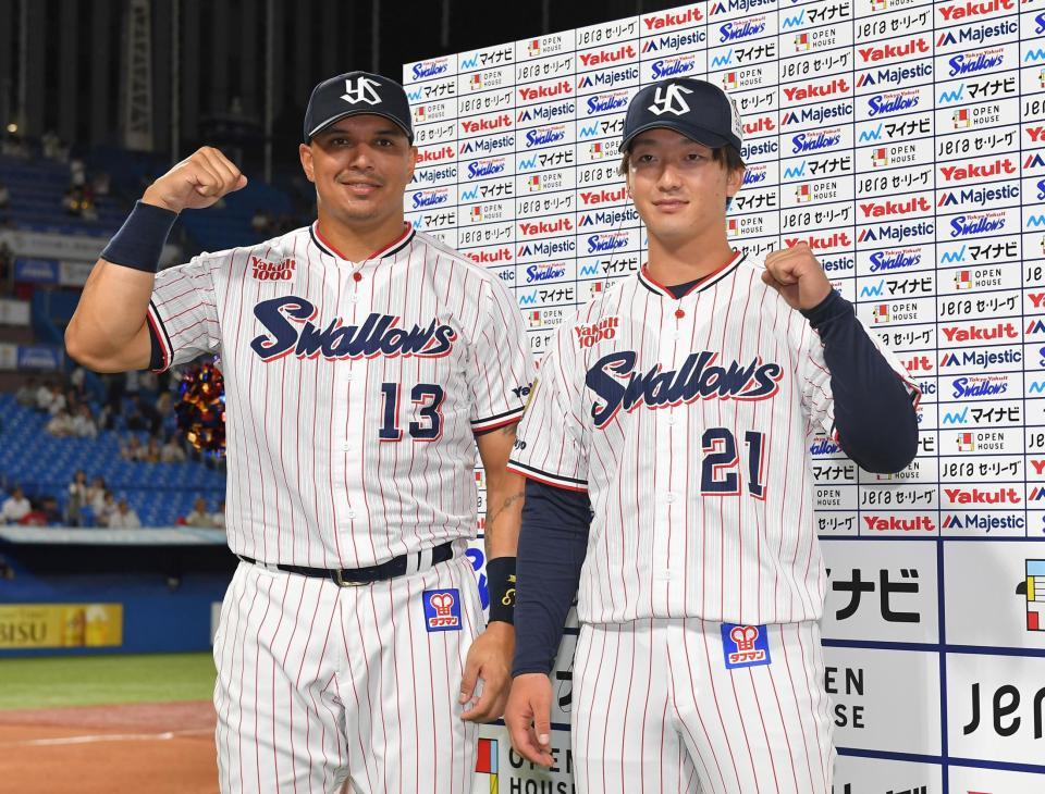 　７カードぶりの勝ち越しを決めたオスナ（左）と吉村（撮影・伊藤笙子）