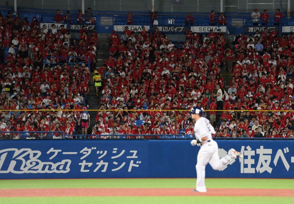 　３回、村上の２者連続本塁打に静まりかえるレフトスタンドの広島ファン（撮影・伊藤笙子）