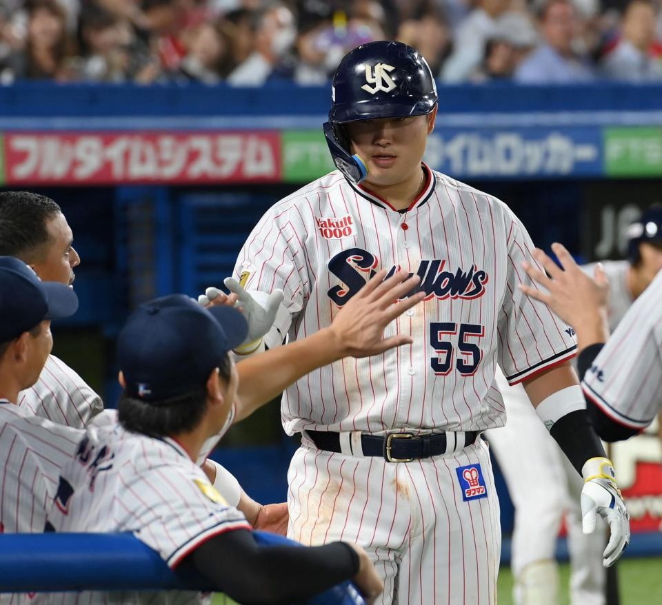 　３回、２者連続の右越えソロを放った村上（撮影・伊藤笙子）