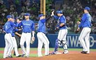 　勝利を喜ぶ（左から）大和、ソト、牧らＤｅＮＡナイン（撮影・吉澤敬太）
