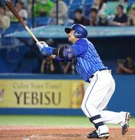 　９回、左中間にソロを放つ宮崎（撮影・吉澤敬太）
