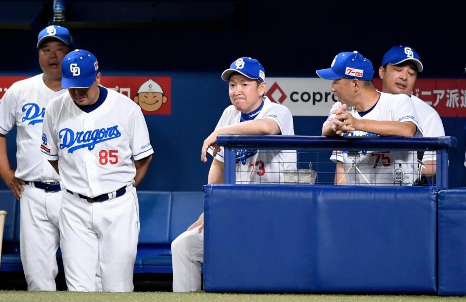 　８回、リクエストで判定が覆らず厳しい表情の立浪監督（中央）