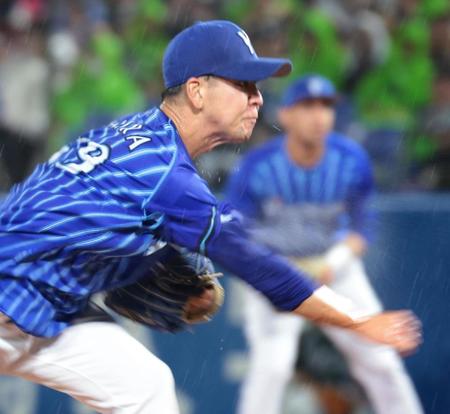 　雨の中、力投する平良（撮影・吉澤敬太）