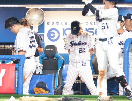 　４回、サンタナの併殺の遊ゴロで一走・村上（左）もアウトになり、うつむく高津監督（中央）＝撮影・吉澤敬太