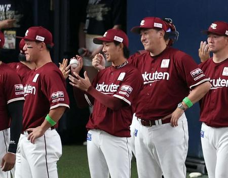 　オリックスに勝利しナインを迎える岸（中央）と石井監督（撮影・山口登）
