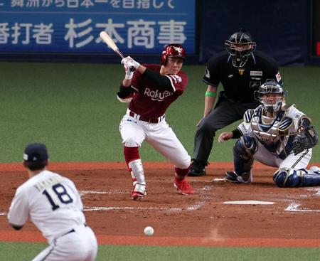 　３回、中前に勝ち越し適時打を放つ岡島（撮影・山口登）