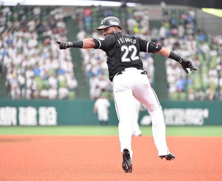 　３回、右越え２ランを放ちベンチに向かってポーズを決めるポランコ（撮影・開出牧）