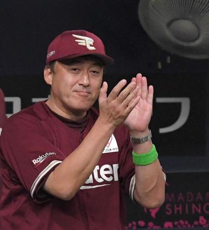 　３回、岡島が勝ち越しとなる適時打を放ち、手をたたいて喜ぶ石井監督（撮影・北村雅宏）