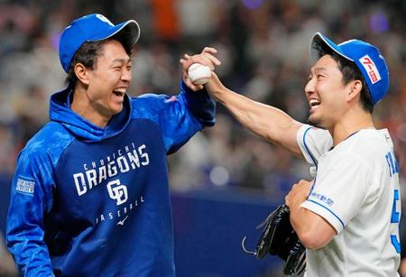 　巨人に勝利し記念ボールを譲り合う、６勝目を挙げた高橋宏（左）と３季ぶりセーブの藤嶋