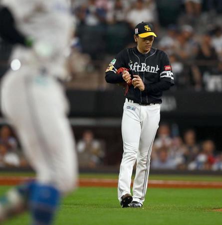 　１回、万波（左）に先頭打者本塁打を浴びた石川（撮影・中島達哉）