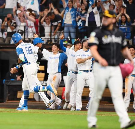 　９回、サヨナラ２ランを放つ万波（手前はソフトバンクのオスナ）＝撮影・中島達哉