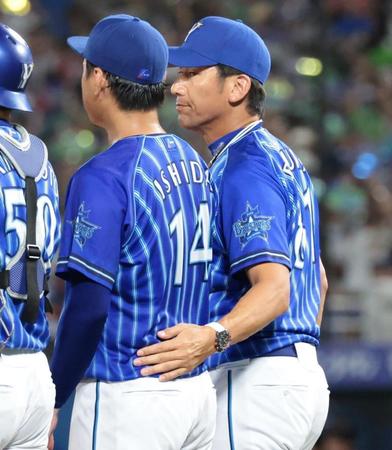 　５回、石田（左）を降板させる三浦監督（撮影・吉澤敬太）