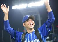 　４勝目を挙げファンの祝福に笑顔を見せる平良（撮影・吉澤敬太）