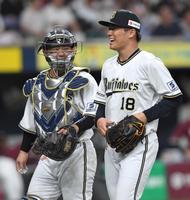 　２回、ピンチを無失点で切り抜け、笑顔でベンチに戻る（左から）森、山本（撮影・北村雅宏）