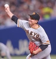 　中日戦に先発し力投する菅野