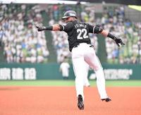 　３回、右越え２ランを放ちベンチに向かってポーズを決めるポランコ（撮影・開出牧）