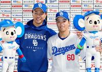 　巨人に勝利し、お立ち台で笑顔の高橋宏（左）と岡林