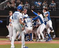 　９回、サヨナラ２ランを放ち、ナインに手荒く祝福される万波（中央）＝撮影・中島達哉