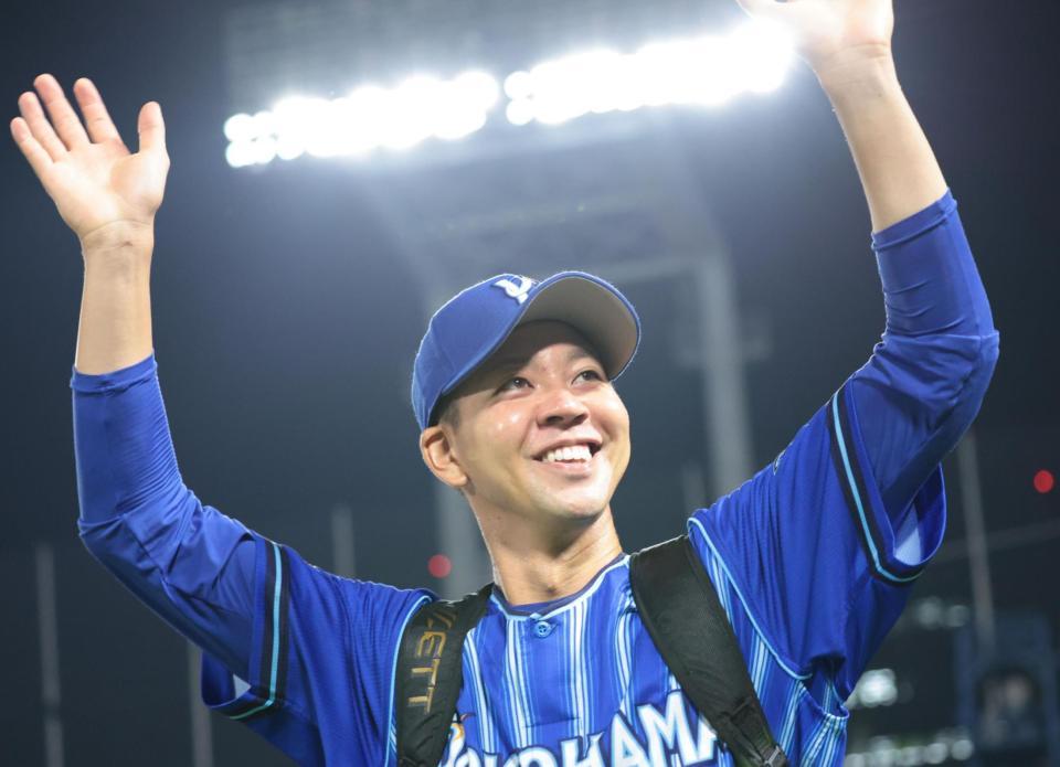 　４勝目を挙げファンの祝福に笑顔を見せる平良（撮影・吉澤敬太）