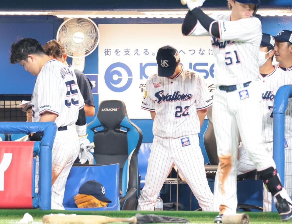 　４回、サンタナの併殺の遊ゴロで一走・村上（左）もアウトになり、うつむく高津監督（中央）＝撮影・吉澤敬太