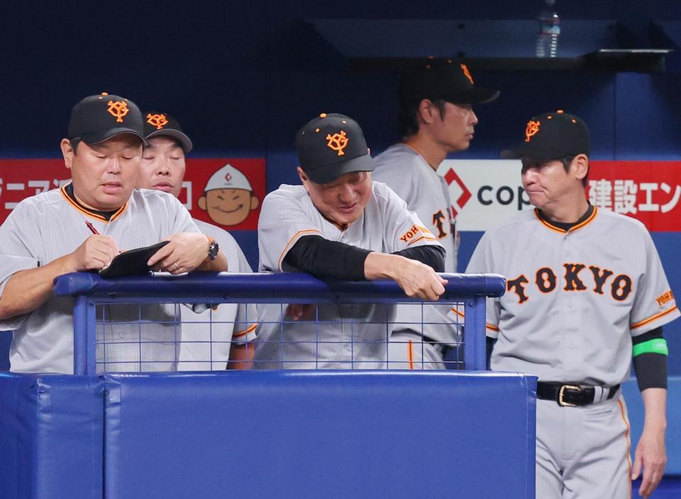 　７回、吉川が二ゴロに倒れベンチでうつむく原監督（中央）
