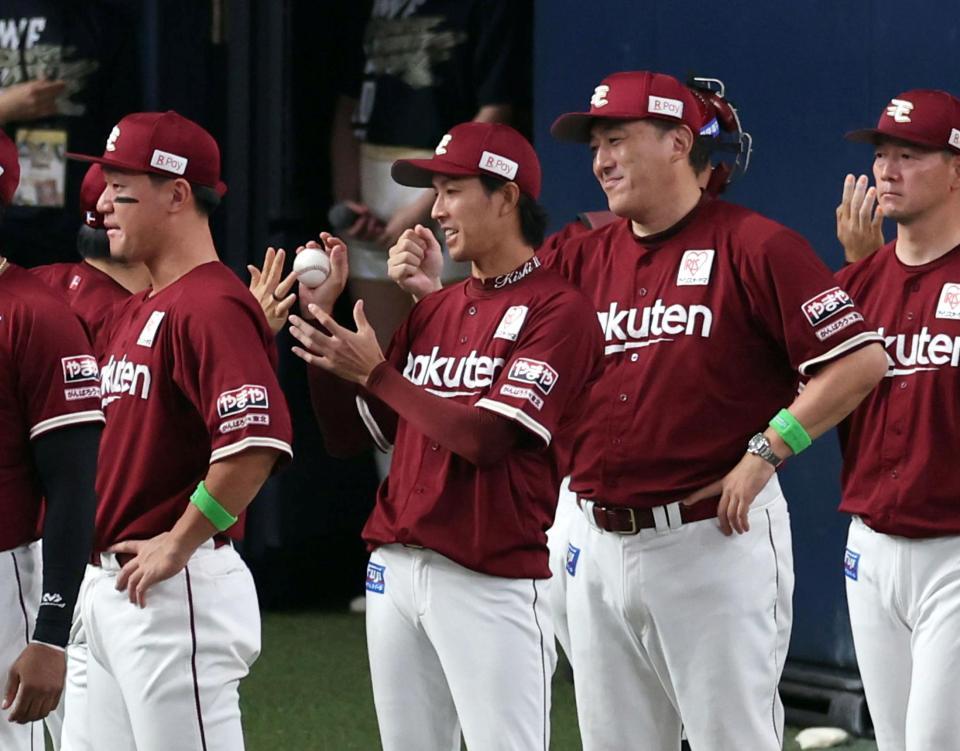 　オリックスに勝利しナインを迎える岸（中央）と石井監督（撮影・山口登）