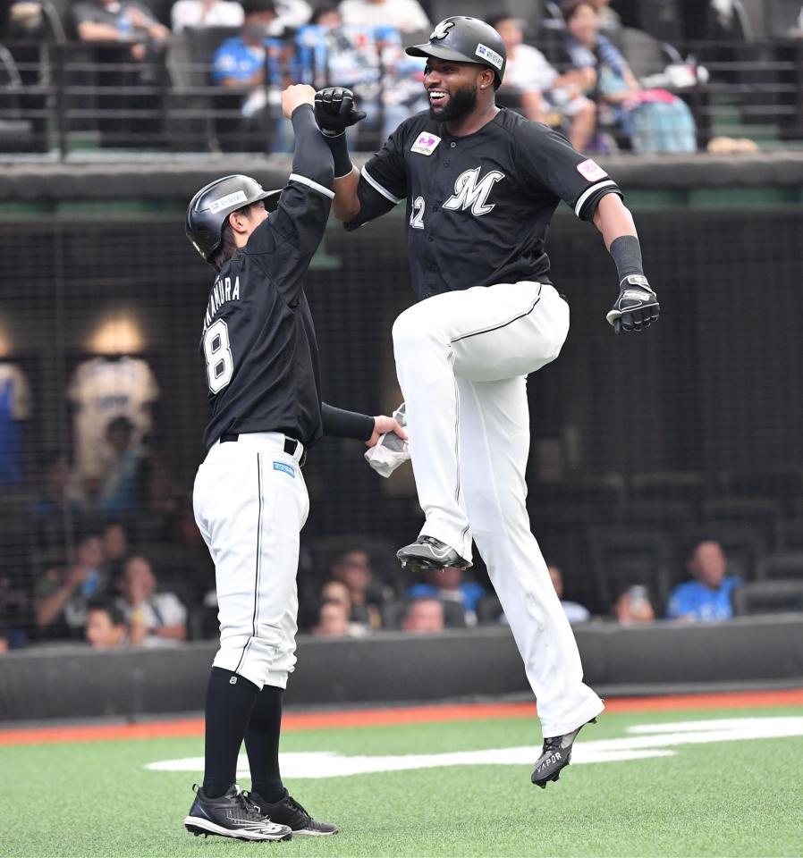 　３回、右越え２ランを放ち、二塁から生還した中村奨（左）とジャンピングハイタッチをするポランコ（撮影・開出牧）