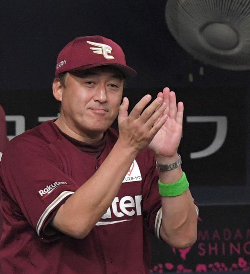 　３回、岡島が勝ち越しとなる適時打を放ち、手をたたいて喜ぶ石井監督（撮影・北村雅宏）