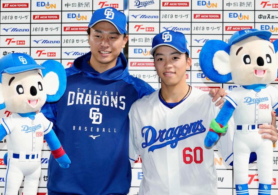 　巨人に勝利し、お立ち台で笑顔の高橋宏（左）と岡林