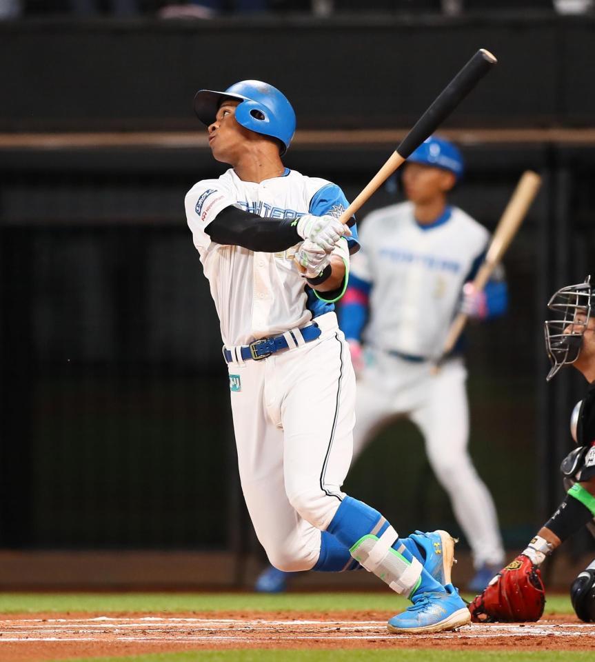 　１回、先頭打者本塁打を放つ万波（撮影・中島達哉）