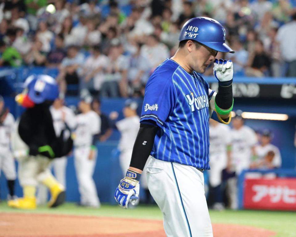 　７回、左飛に倒れうつむく牧（撮影・吉澤敬太）