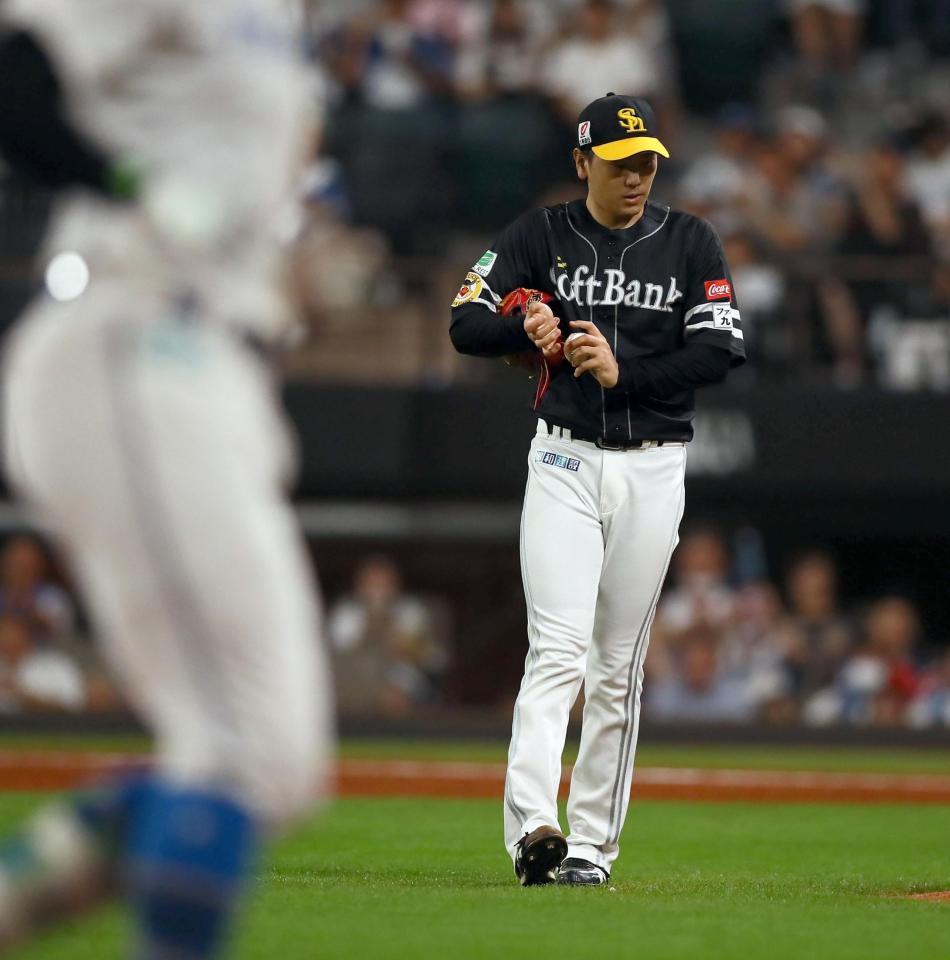 　１回、万波（左）に先頭打者本塁打を浴びた石川（撮影・中島達哉）